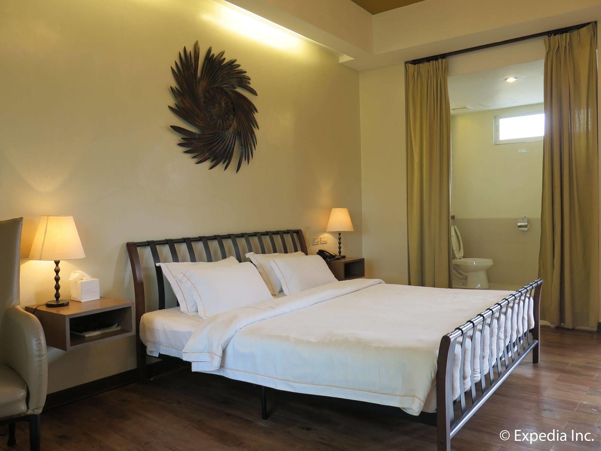 Oyo 579 Anisabel Suites Davao Exterior foto